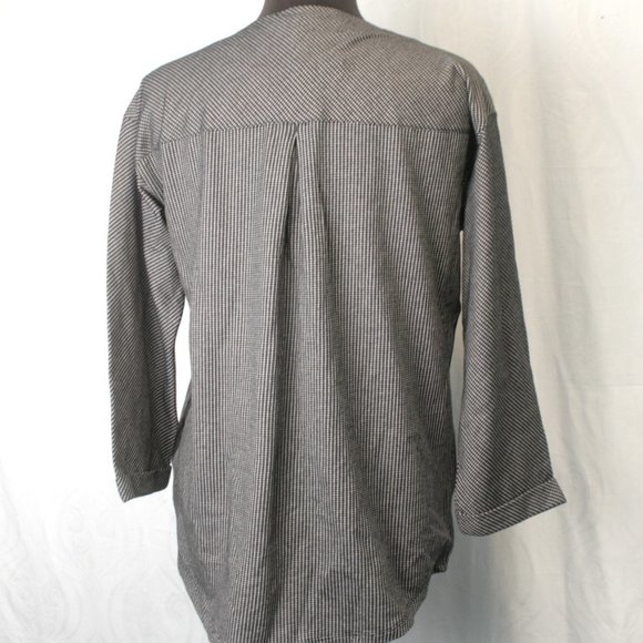 Black & White Pullover Shirt with Contrast Trim on Sides - Picture 5 of 8